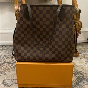 Louis Vuitton Neverfull MM Hobo Tote Bag Damier